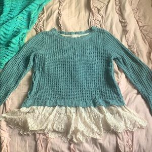 Lace trim sweater, with crossed sides